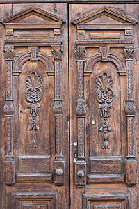 古老的旧入口门看起来像破旧别致的质感