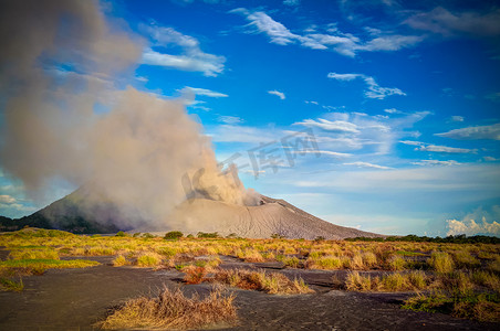 点赞png摄影照片_巴布亚新几内亚新不列颠岛拉包尔塔武尔火山喷发