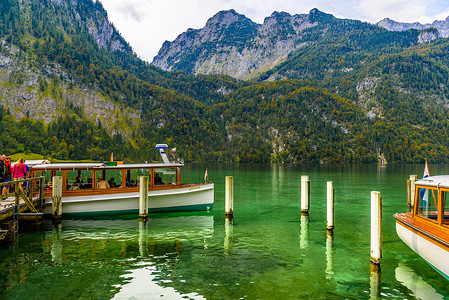 德国巴伐利亚贝希特斯加登国家公园国王湖的电动船