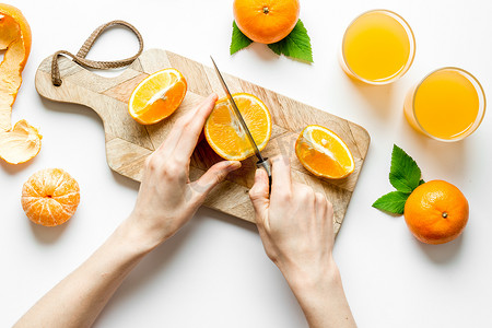 手切柑橘类水果以获得橙汁