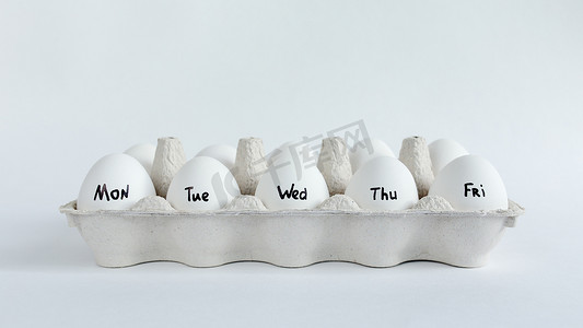 星期一至星期五摄影照片_周一至周五写在鸡蛋上。