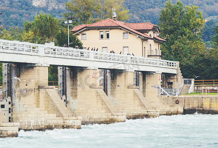 意大利大坝 - Diga di Olginate - 分隔 Garlate 和 Olginate 湖，调节科莫湖水位并分配灌溉和水力发电设施之间的流出量