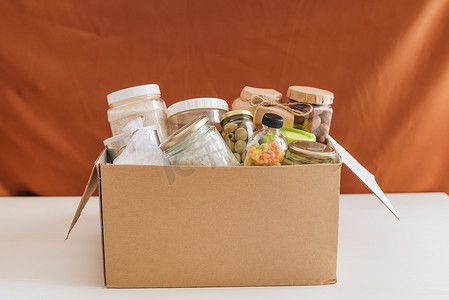 带食物的纸板箱，食物捐赠，送货上门，水平，复印空间。