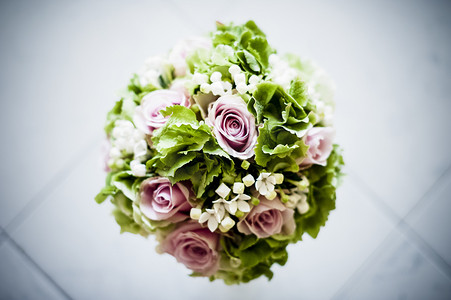 白色和粉色花朵的新娘捧花
