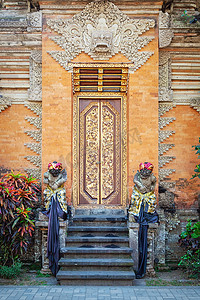 有雕像的寺庙门在印度尼西亚巴厘岛