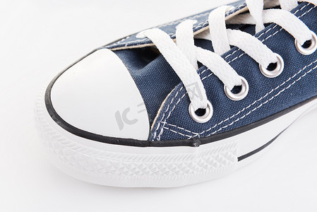 白色背景上蓝色时尚运动鞋的特写