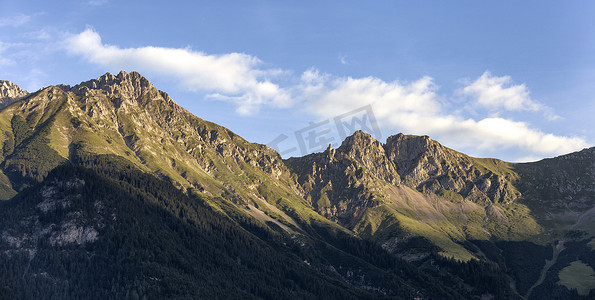 奥地利阿尔卑斯山摄影照片_奥地利阿尔卑斯山的阳光
