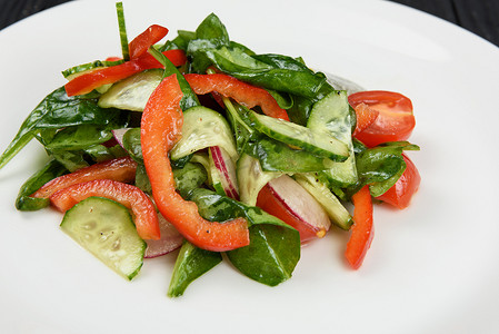 白盘上的蔬菜沙拉