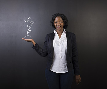 南非或非裔美国女教师或学生反对黑板上持有粉笔种植植物