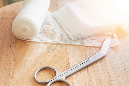 包扎或清洁伤口工具包括纱布卷、纱布堆和纱布卷刀或剪刀