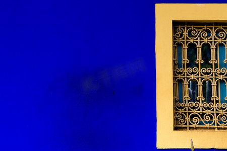 极简蓝色线条摄影照片_抽象墙角和边缘采用对比色蓝色和