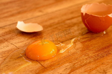 生碎色蛋，黄蛋黄。生鸡，农场鸡蛋