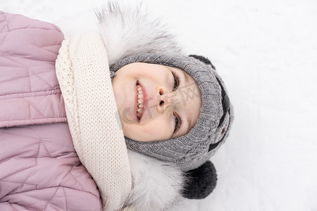 一个快乐的小女孩在冬天下雪天的肖像