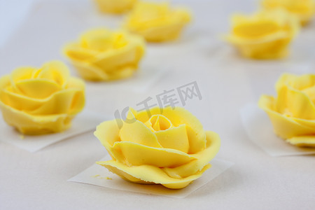 黄色糖霜玫瑰