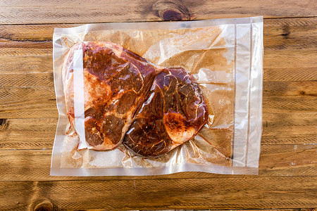 包装密封摄影照片_两块真空包装的生牛肉 ossobuco 准备储存或真空低温烹调法烹饪。