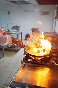 酒店厨房的厨师用火准备食物