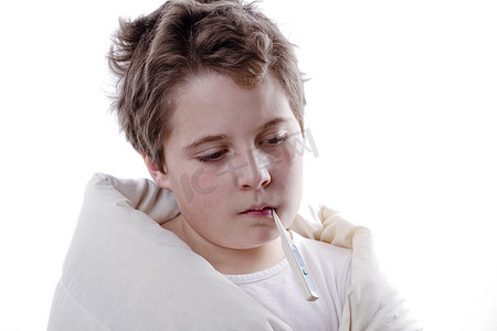 发烧的小男孩患者，带数字温度计和白色