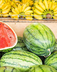 水果蔬菜摄影照片_有各种五颜六色的新鲜水果和蔬菜的水果市场