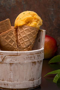 球冰淇淋摄影照片_华夫饼甜筒自制芒果冰淇淋
