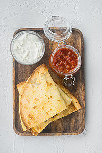 白色盘子摄影照片_墨西哥玉米饼包裹着鸡肉、玉米、甜椒和莎莎，白色背景，俯视平躺