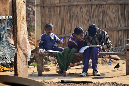 印度斋浦尔 — 2014年12月30日：斋浦尔在家做作业的未知儿童。