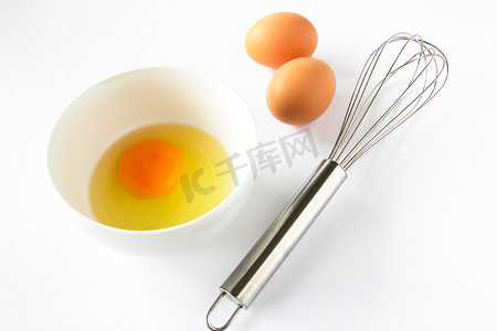 鸡蛋打入碗中，用打蛋器搅拌