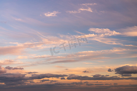 替换摄影照片_美丽的天空替换背景，在蓝天背景下有粉红色、黄色和橙色的云彩。
