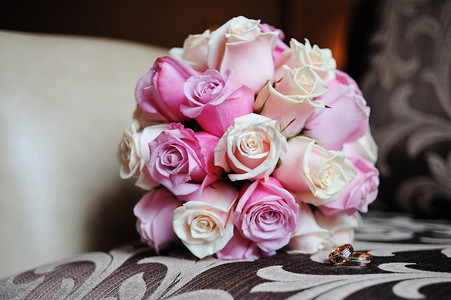 新娘捧花摄影照片_白色和粉色玫瑰的新娘捧花