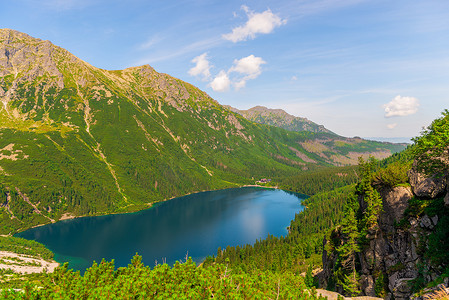 从山上欣赏风景秀丽的 Morskie Oko 湖