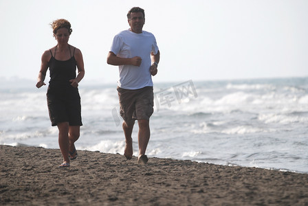 沙滩上奔跑的情侣