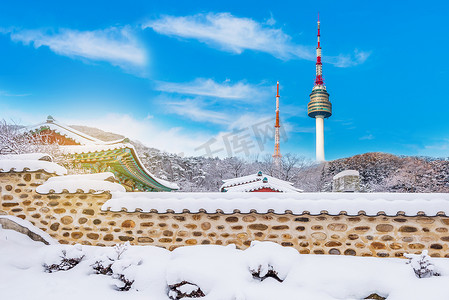 韩国冬天的南山塔被白雪覆盖。