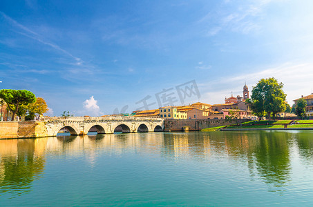 Marecchia 河水上著名的石拱提比略桥 Ponte di Tiberio Augustus