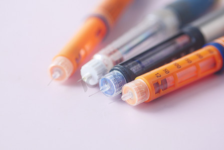 医务室背景摄影照片_在颜色背景的胰岛素笔，关闭