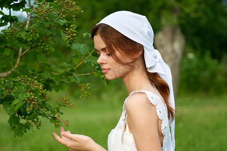 穿白裙的女人乡村自然生态