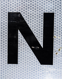 遇险状态排版中的书面文字找到字母 N