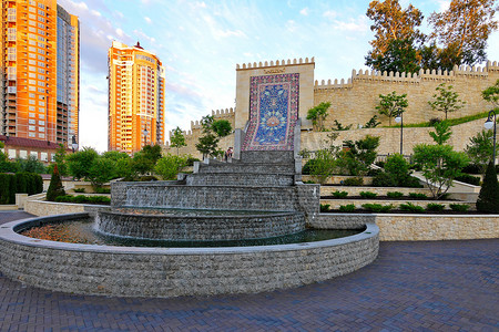 盖达尔·阿利耶夫广场和阿塞拜疆大使馆内的瀑布。