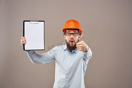 工人男子橙色安全帽建筑行业手册
