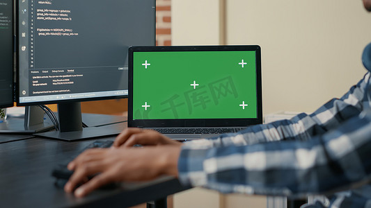 优秀员工视屏摄影照片_带绿屏色度键模型和非洲裔美国人手编写代码的笔记本电脑特写