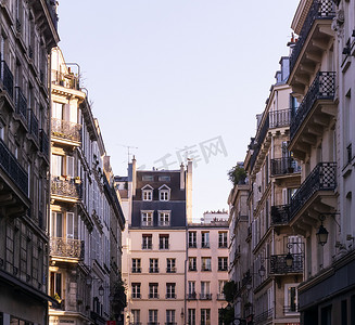 有朝阳光芒的巴黎街道