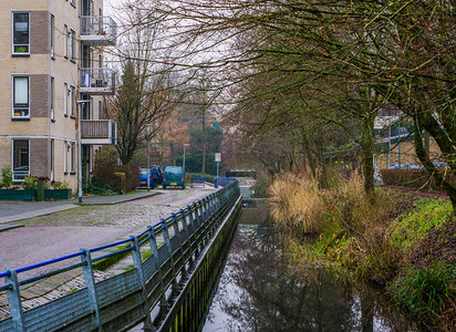 河流穿过附近的街道，荷兰希尔弗瑟姆的户外建筑