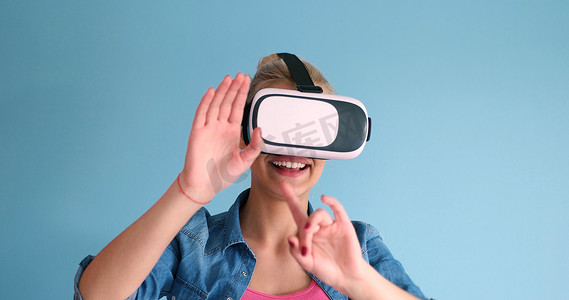 虚拟现实现实摄影照片_使用虚拟现实 VR 耳机眼镜的女性
