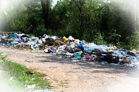 自然背景下乡村道路附近的生活垃圾堆