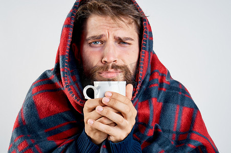 寒冷的人有毯子加热饮料健康问题