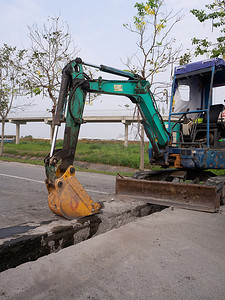 道路工程建筑工地挖掘机和工人