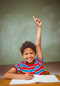 举手小男孩摄影照片_小男孩在教室里举手