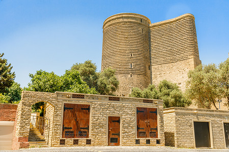阿塞拜疆石头建筑与女孩盛会中世纪少女 t