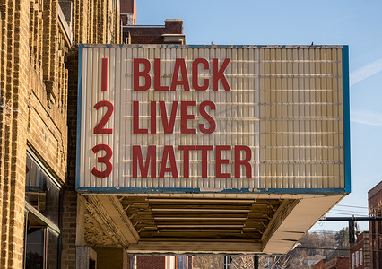 留言板上印有“黑人生命也是命”的电影院广告牌模型