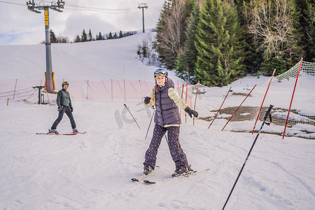 与教练一起学习滑雪的女人。