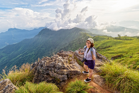 女孩旅游风景山