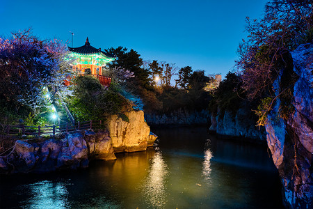 龙渊池与龙渊亭在夜间照亮，韩国济州岛